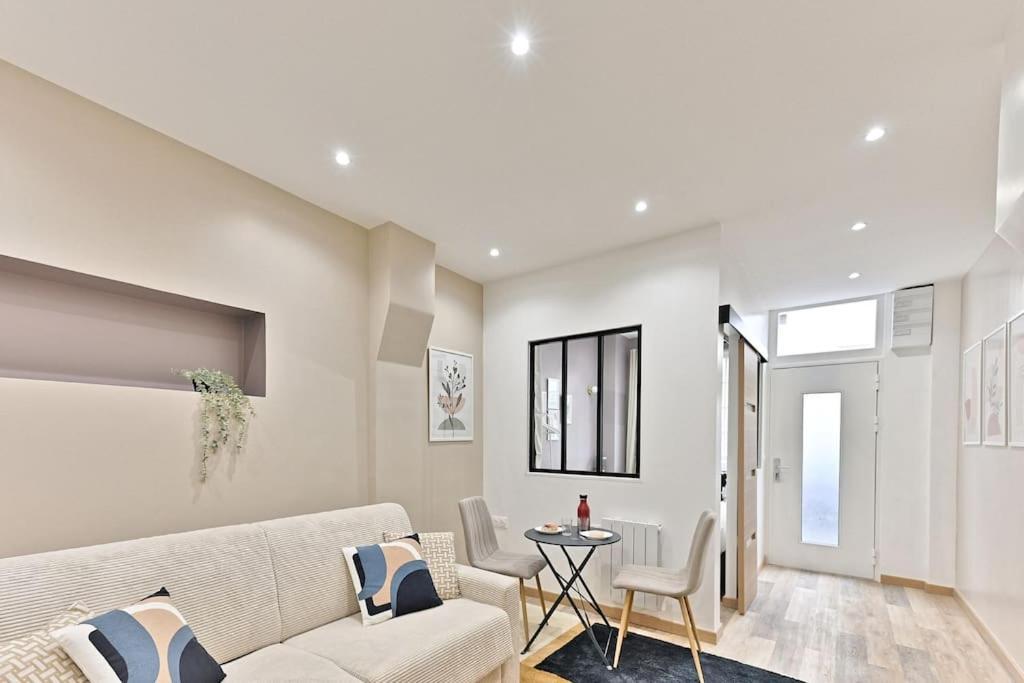Place De La Nation Apartment